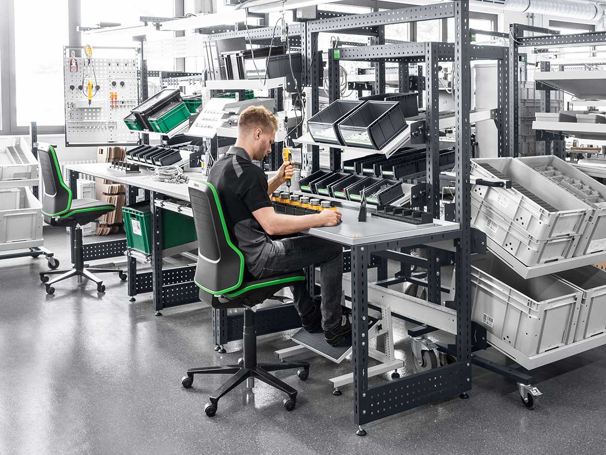 Ingen forkerte bevægelser med ergonomi på monteringsarbejdspladsen.