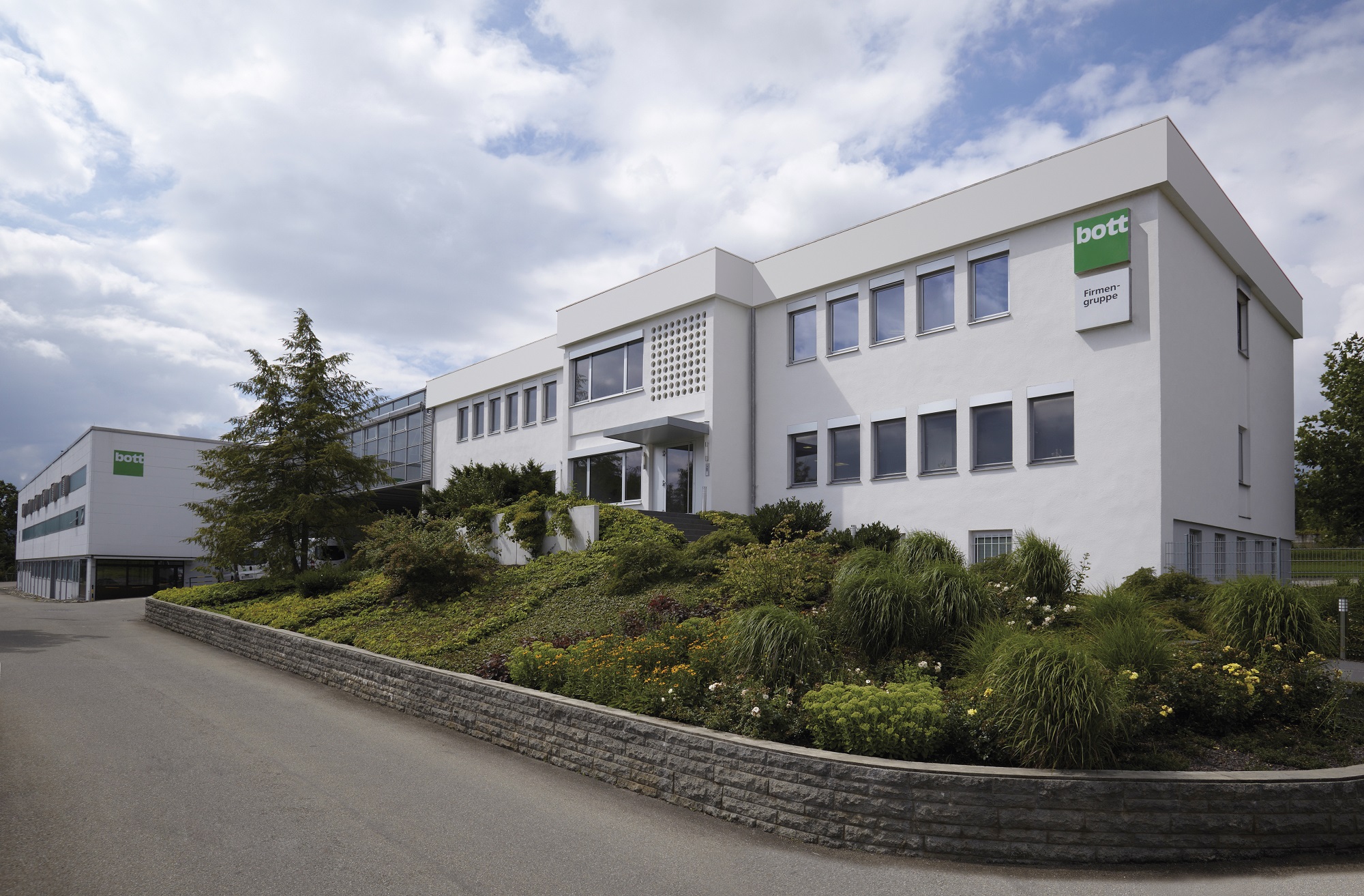 Bott-Headquarter-Firmengebaeude_Aussenaufnahme.jpg