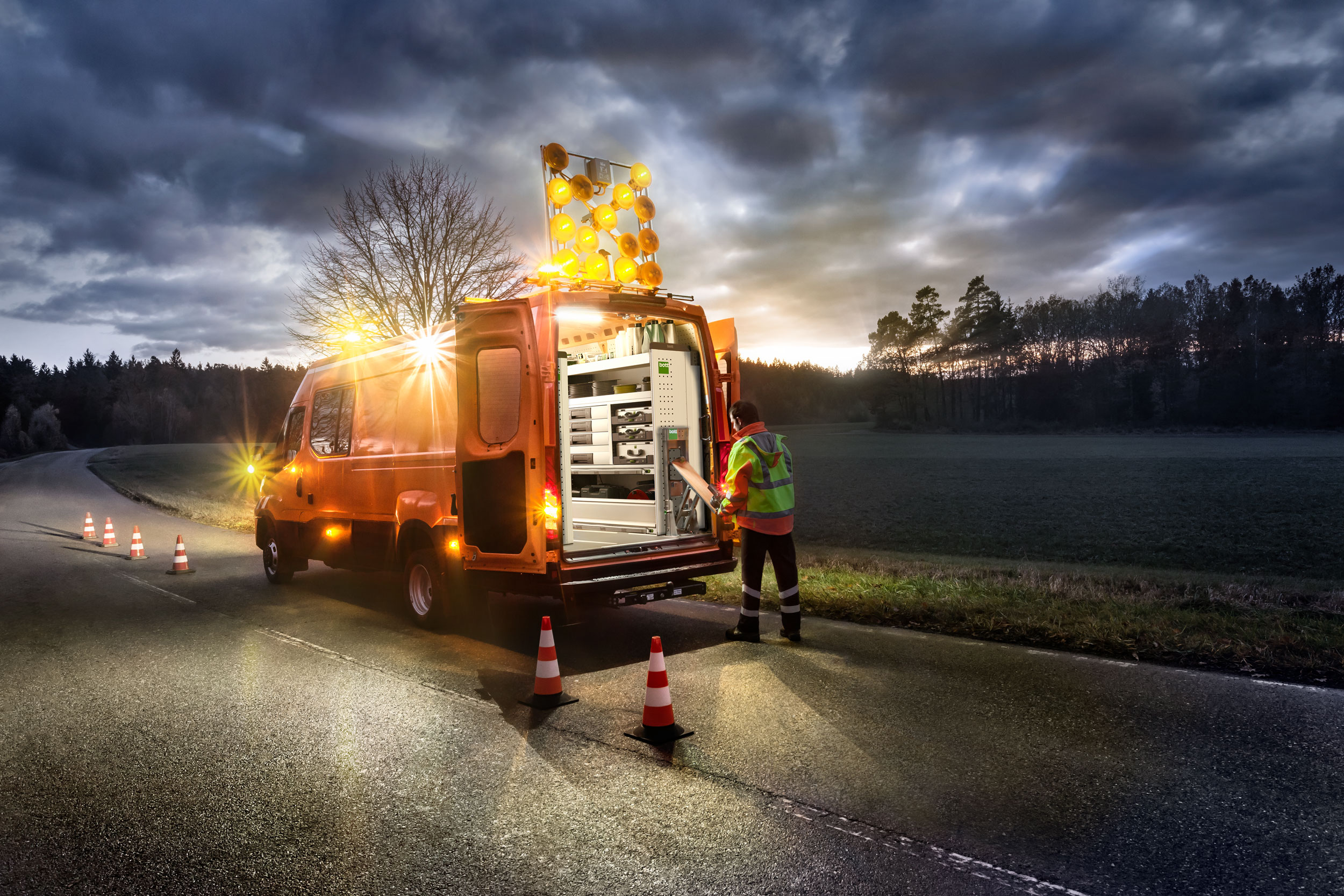 Vi kan efter anmodning integrere passende løsninger til ekstra belysning i dit servicekøretøj: interiørlys, arbejdslys eller advarselslys på byggepladsen.